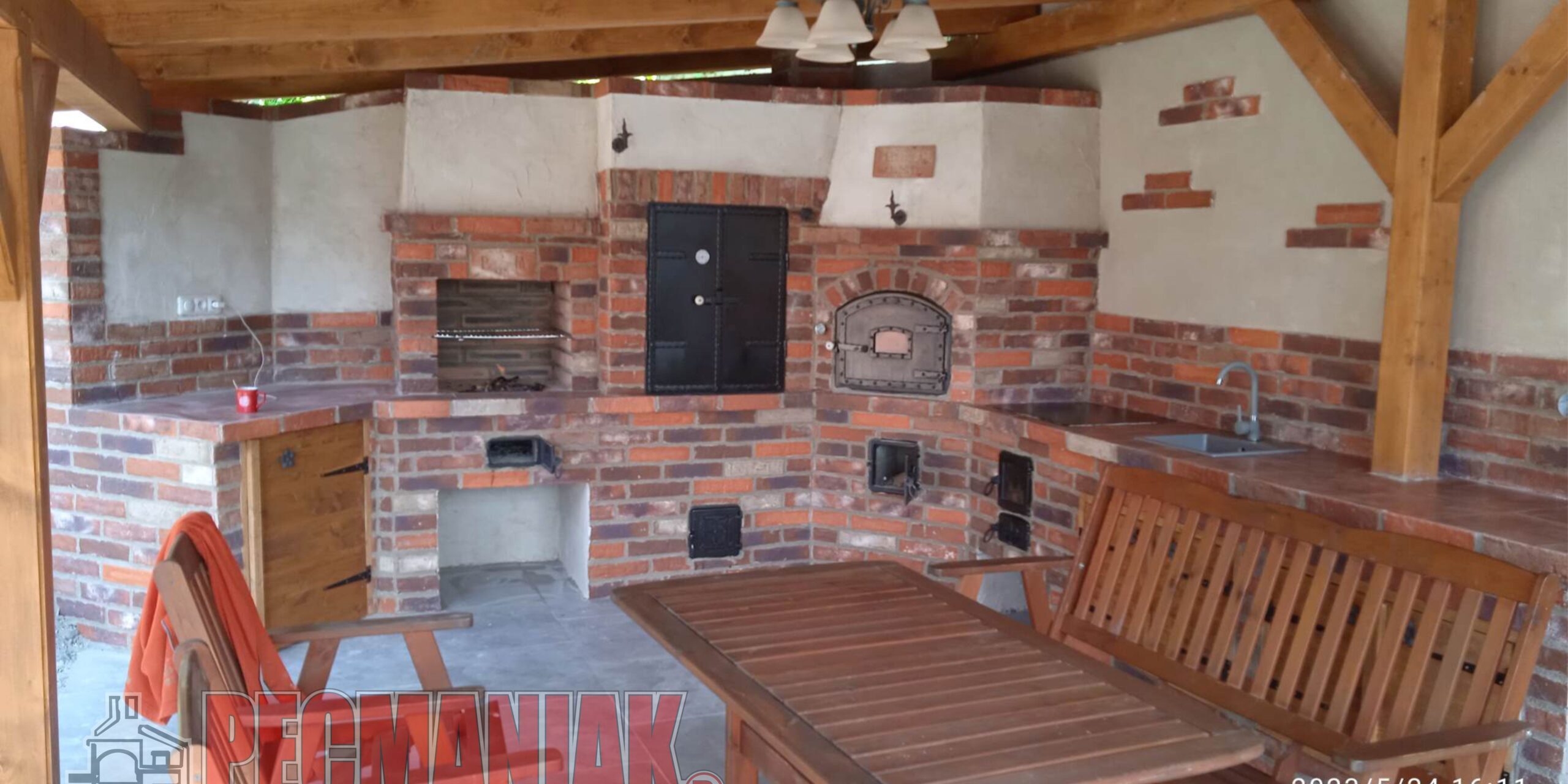 Záhradná kuchyňa s chlebovou pecou, grilom, vbudovaným sporákom s rurou, udiarňou tehlovy obkladom